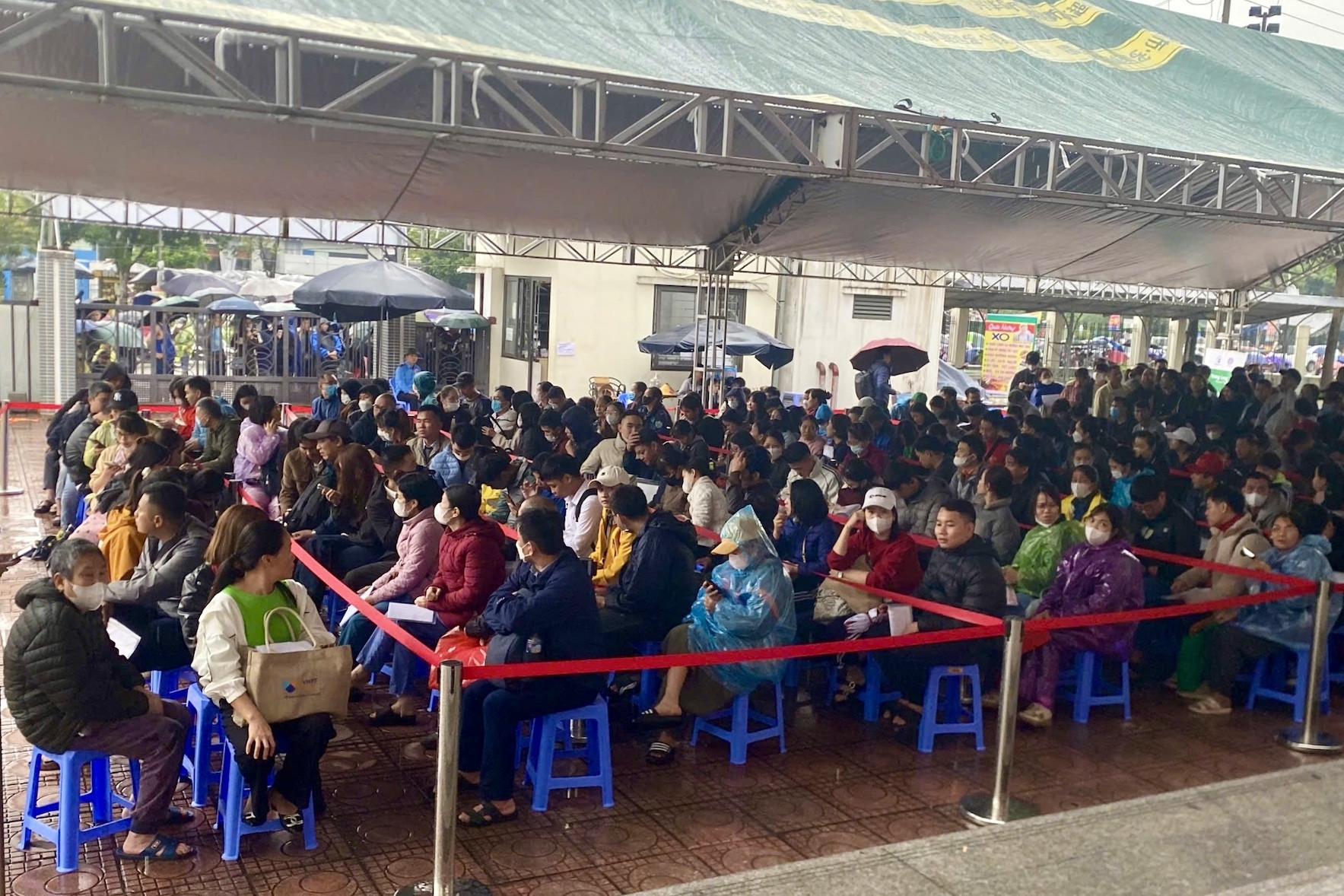 Cảnh xếp hàng mua nhà 1 tỷ đồng ở Hà Nội giữa tiết trời mưa rét