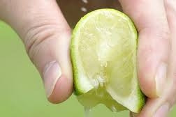 Chồng đột quỵ trong nhà vệ sinh, vợ nhanh tay vắt chanh vào miệng 'cầu may'