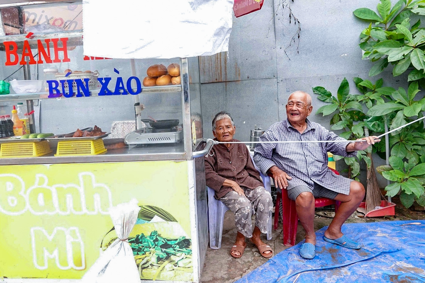 Chồng ung thư mỗi ngày cùng vợ 86 tuổi mưu sinh bên góc phố gây xúc động