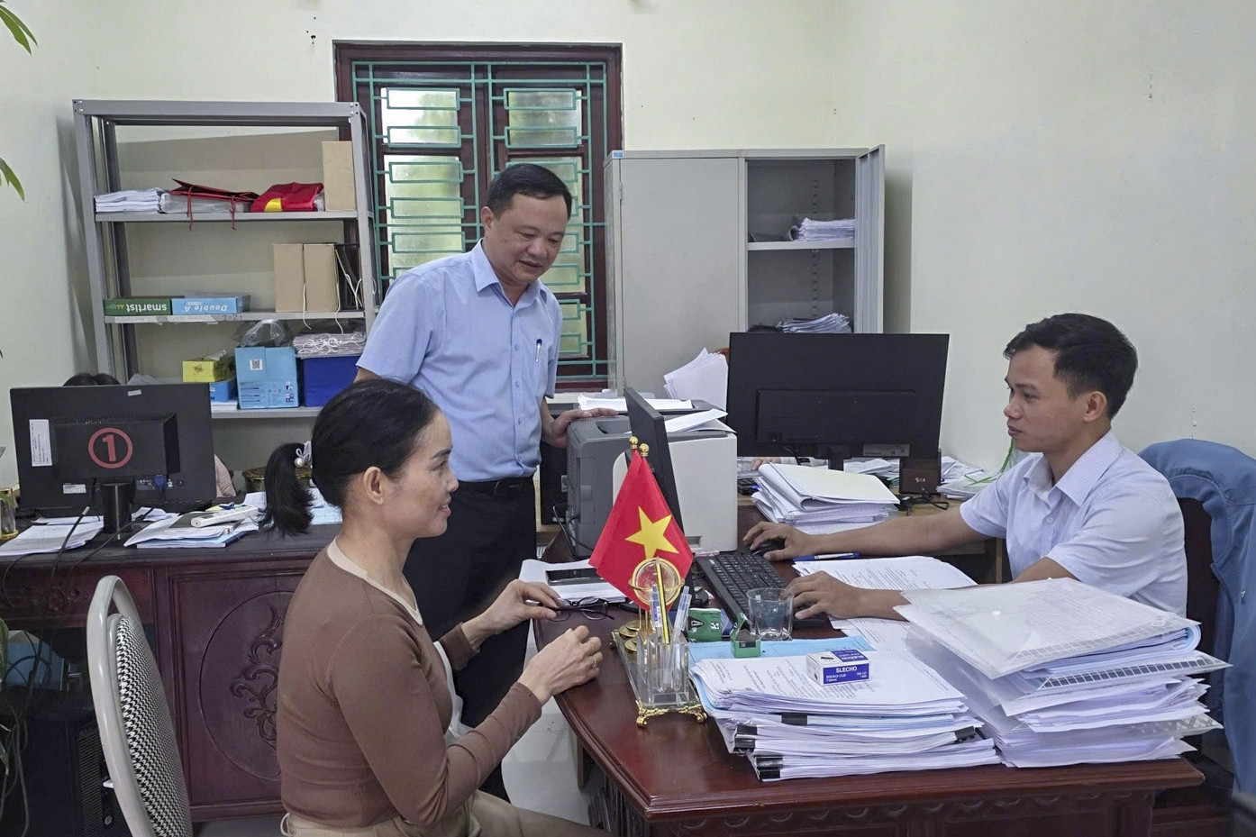 Chuyển toàn bộ việc giải quyết thủ tục đất đai về xã, ai được lợi?