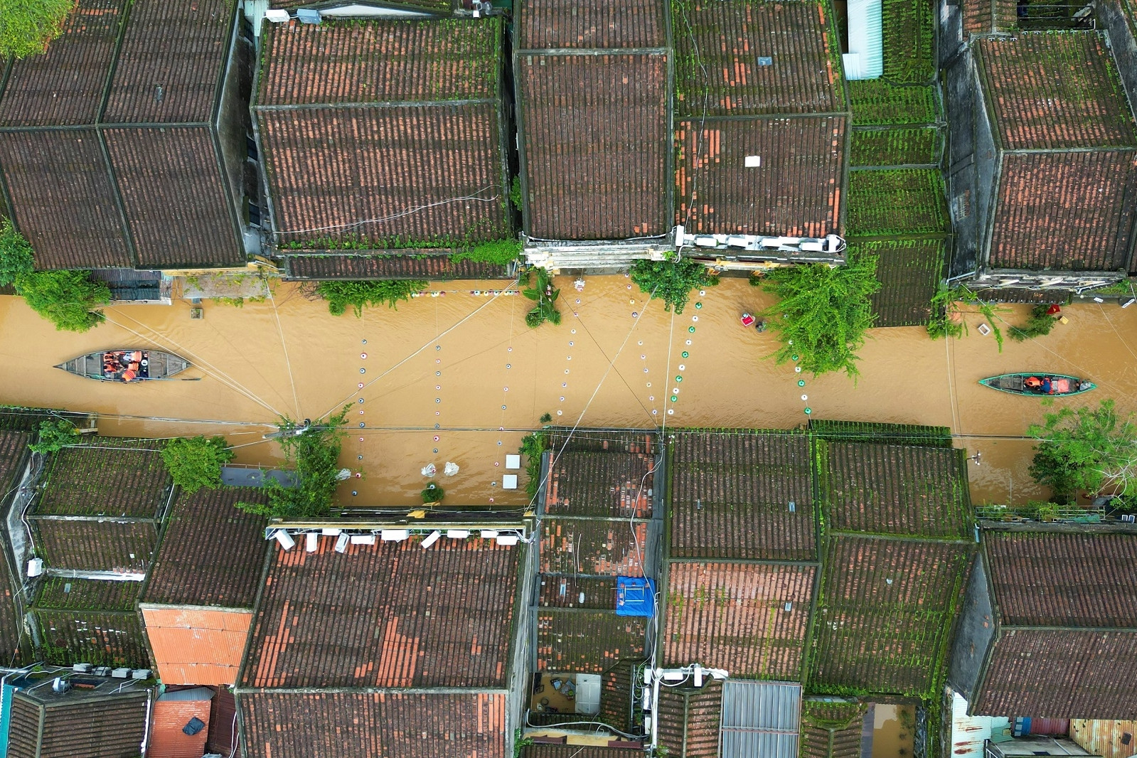Hội An ngập lụt, du khách vẫn đổ về tham quan, ngồi thuyền ngắm phố cổ