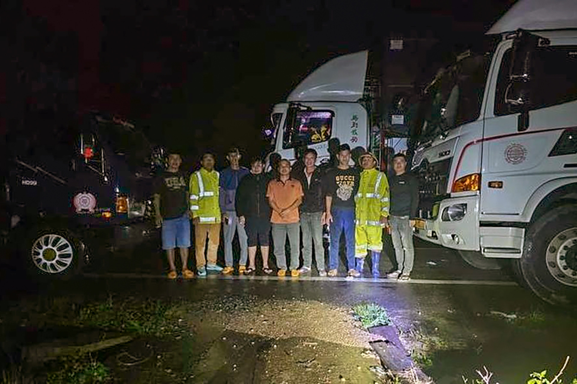 Giải cứu 11 người bị mắc kẹt suốt hai ngày trên đèo Khánh Lê do sạt lở