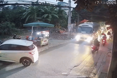 Giáo viên dạy lái lùi xe ra giữa đường bị xe khách húc đuôi gây tranh cãi dữ dội