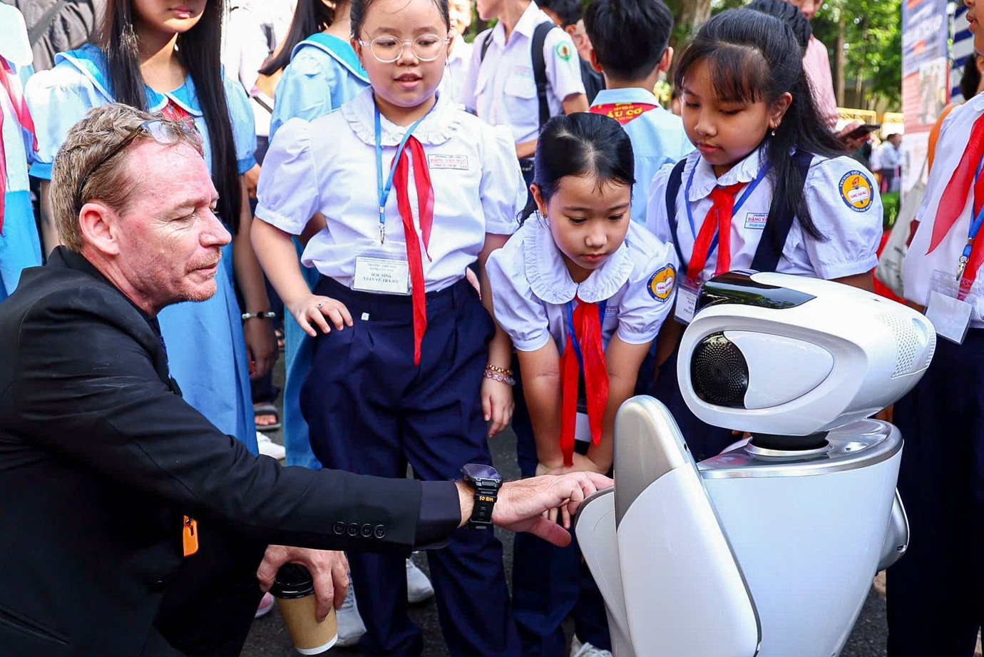 Học sinh TPHCM trải nghiệm robot thông minh tại triển lãm 50 năm giáo dục