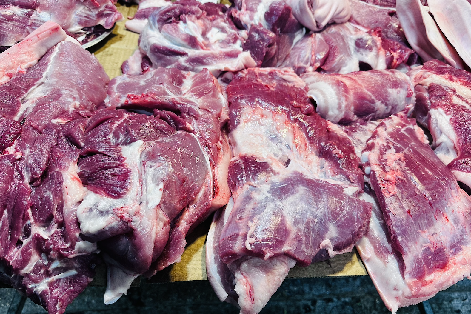 Nông dân bán đàn lợn lỗ gần nửa tỷ đồng, ở chợ thịt lợn có loại vẫn 190 nghìn/kg