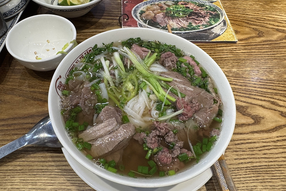 Hành lá 65.000 đồng/kg, chủ quán phở than 'không tăng giá sớm muộn cũng đóng cửa'