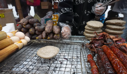 khách Tây thử bánh tam giác mạch Hà Giang 1.png