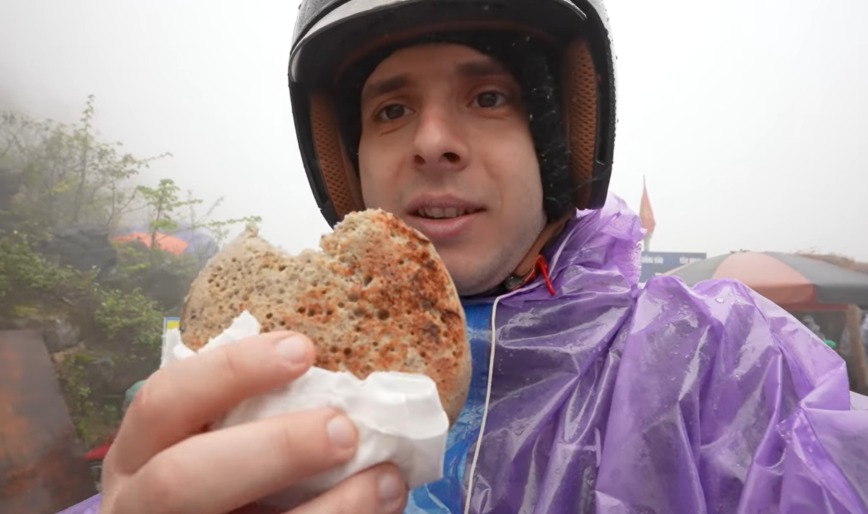 khách Tây thử bánh tam giác mạch Hà Giang.png