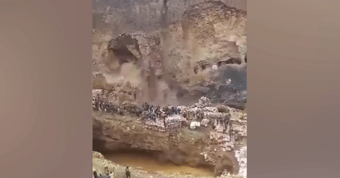 Khoảnh khắc sập mỏ đồng ở Congo khiến hàng chục người thiệt mạng