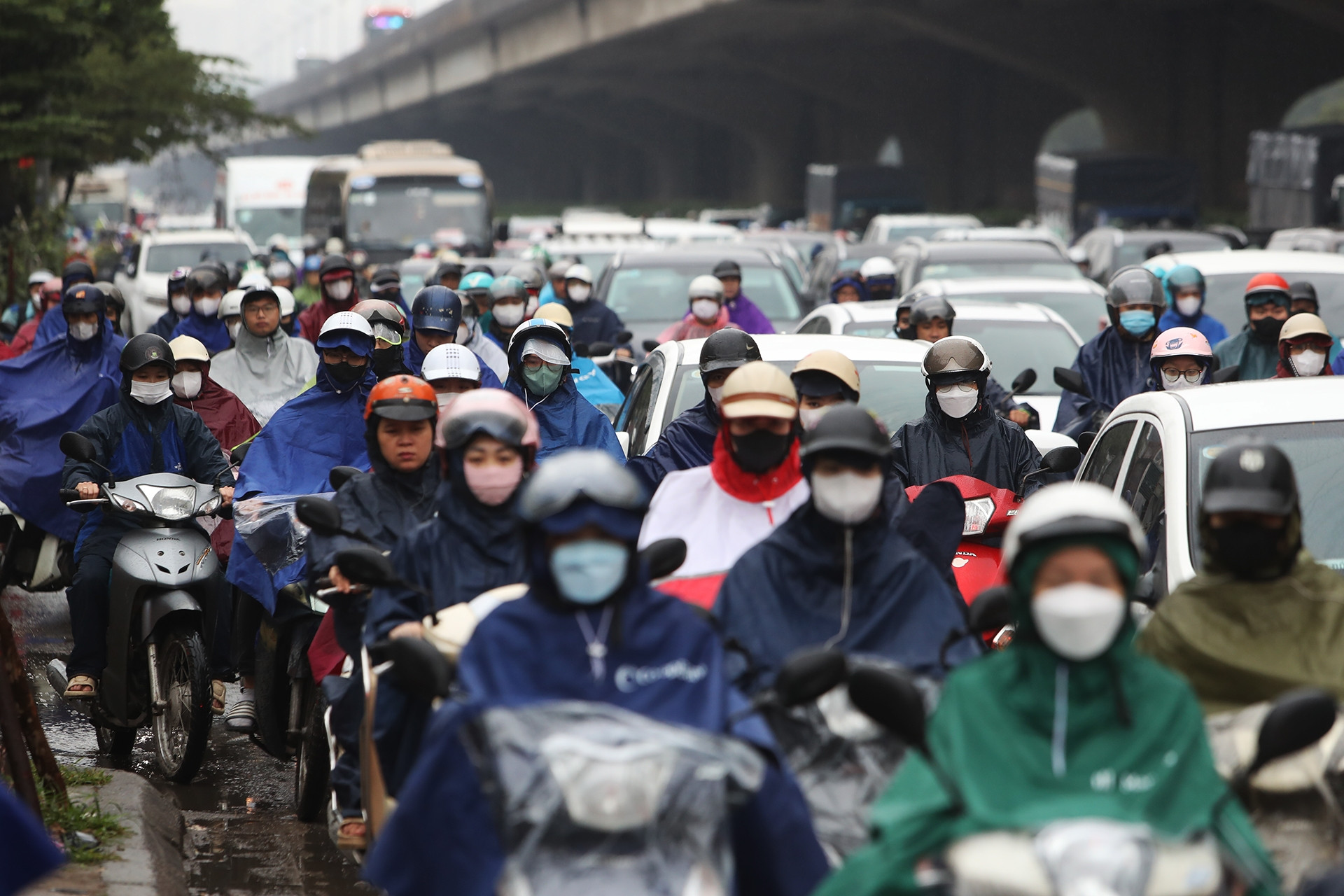 Không khí lạnh mạnh gây mưa rét ở Hà Nội, ô tô đi 6 làn 'ép' xe máy vào vỉa hè
