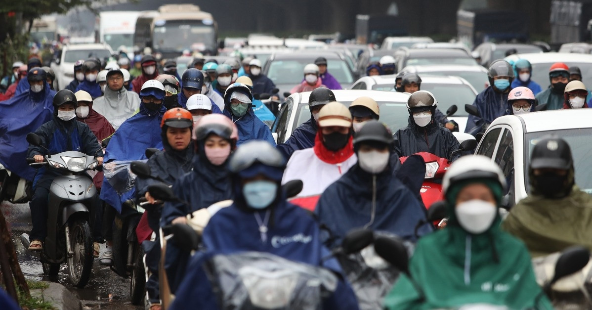 Không khí lạnh mạnh gây mưa rét ở Hà Nội, ô tô đi 6 làn 'ép' xe máy vào vỉa hè