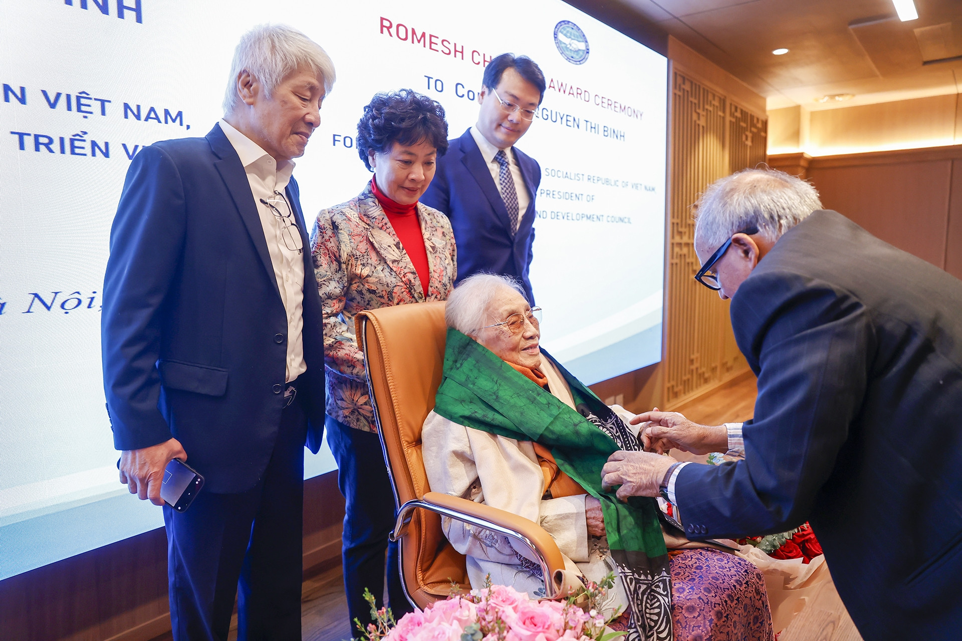 Lời xúc động của bà Nguyễn Thị Bình khi nhận Giải thưởng Hòa bình Romesh Chandra