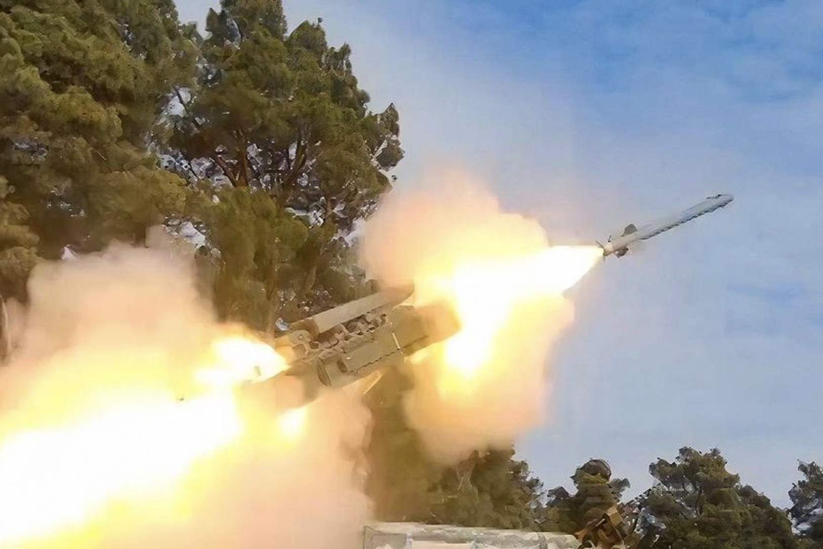 NATO nêu lý do không bắn hạ tên lửa Nga trên bầu trời Ukraine