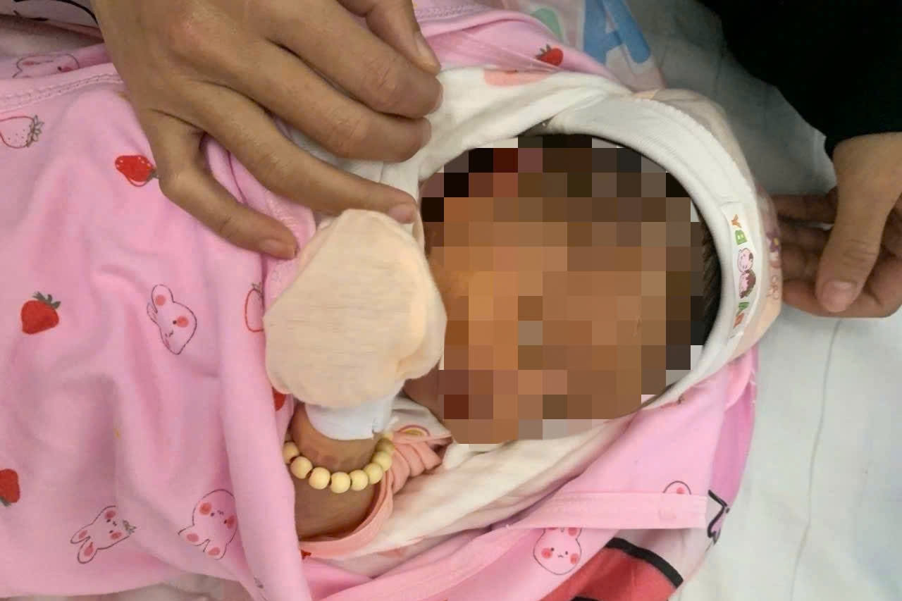 Nhờ bế hộ bé gái sơ sinh rồi biến mất, người phụ nữ lạ mặt để lại lời nhắn day dứt