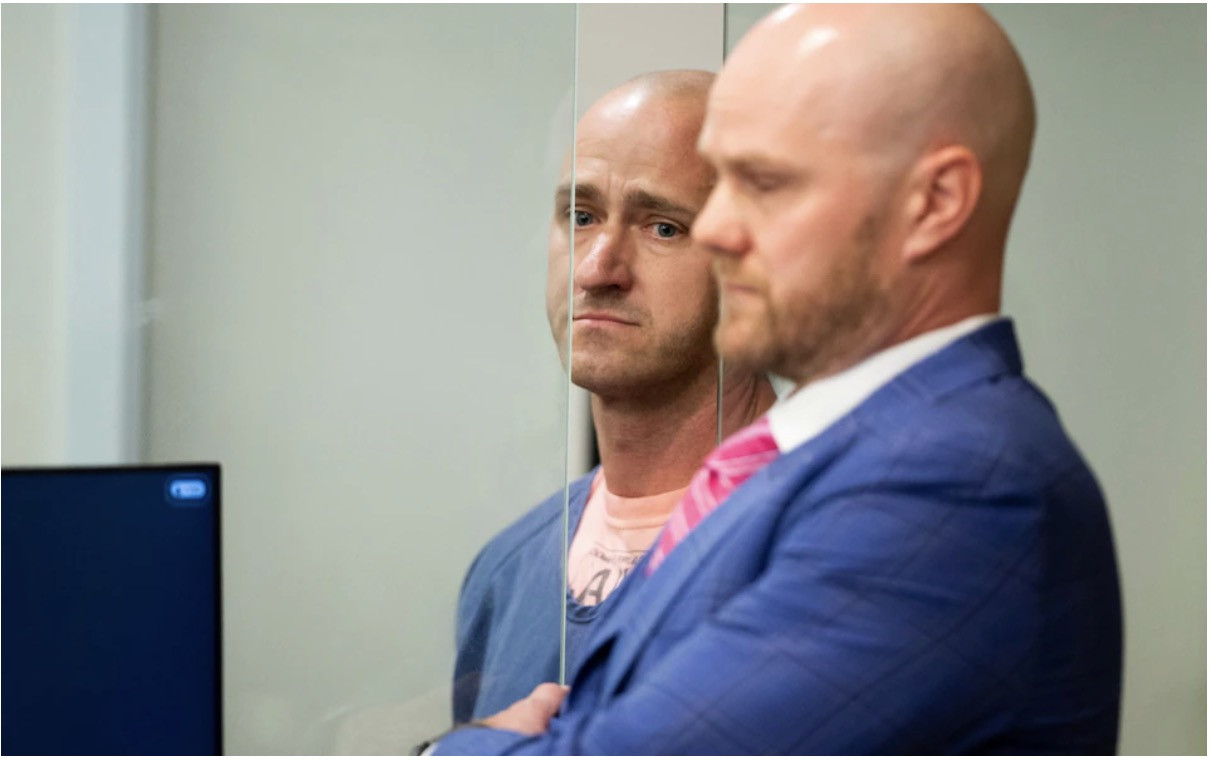 Phi công tắt động cơ giữa trời. Ảnh: Pool The Oregonian