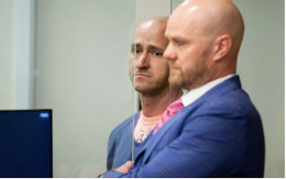 Phi công tắt động cơ giữa trời. Ảnh: Pool The Oregonian