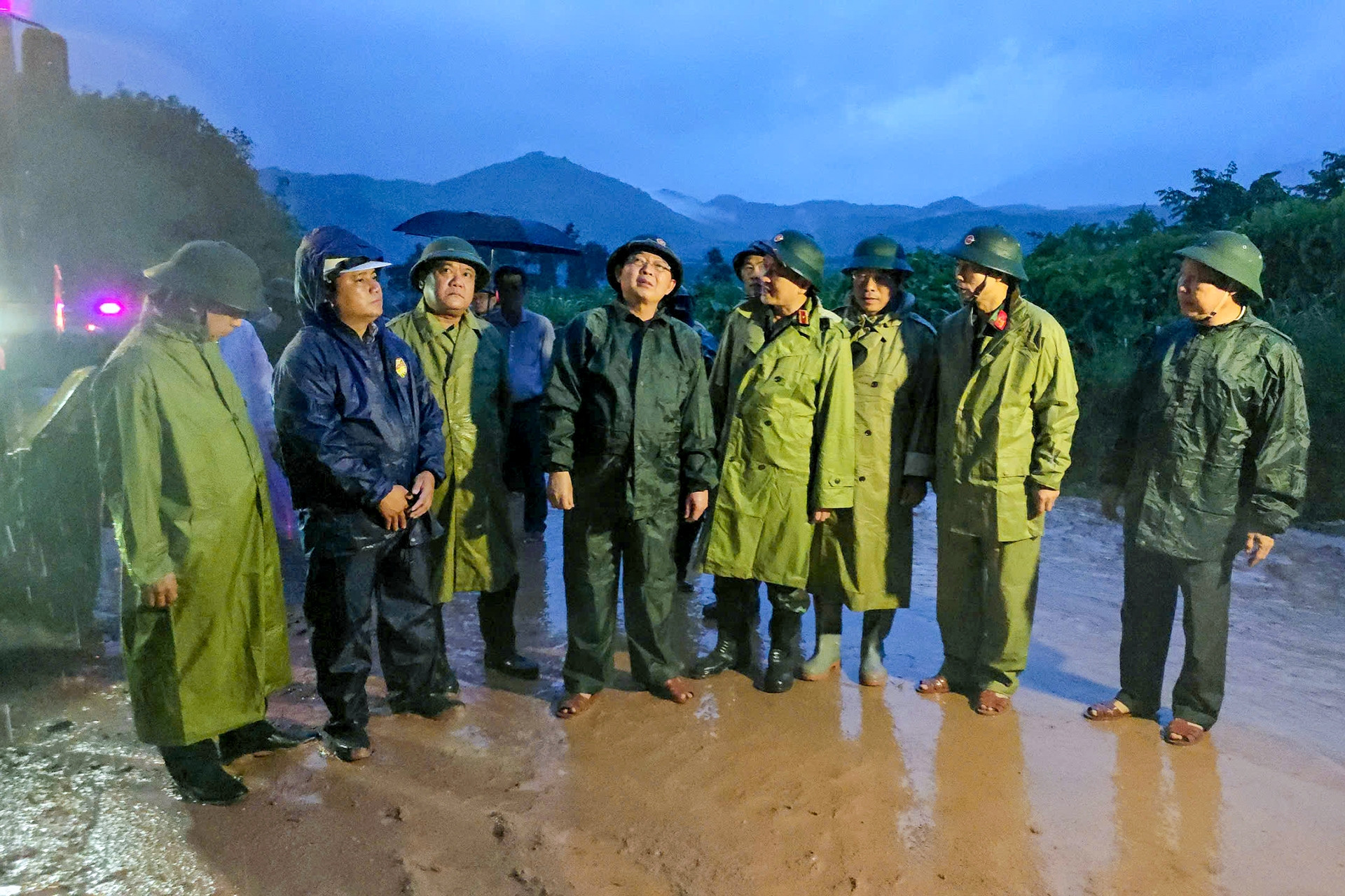 Phó Thủ tướng Hồ Quốc Dũng thị sát hiện trường sạt lở trên đèo Khánh Lê