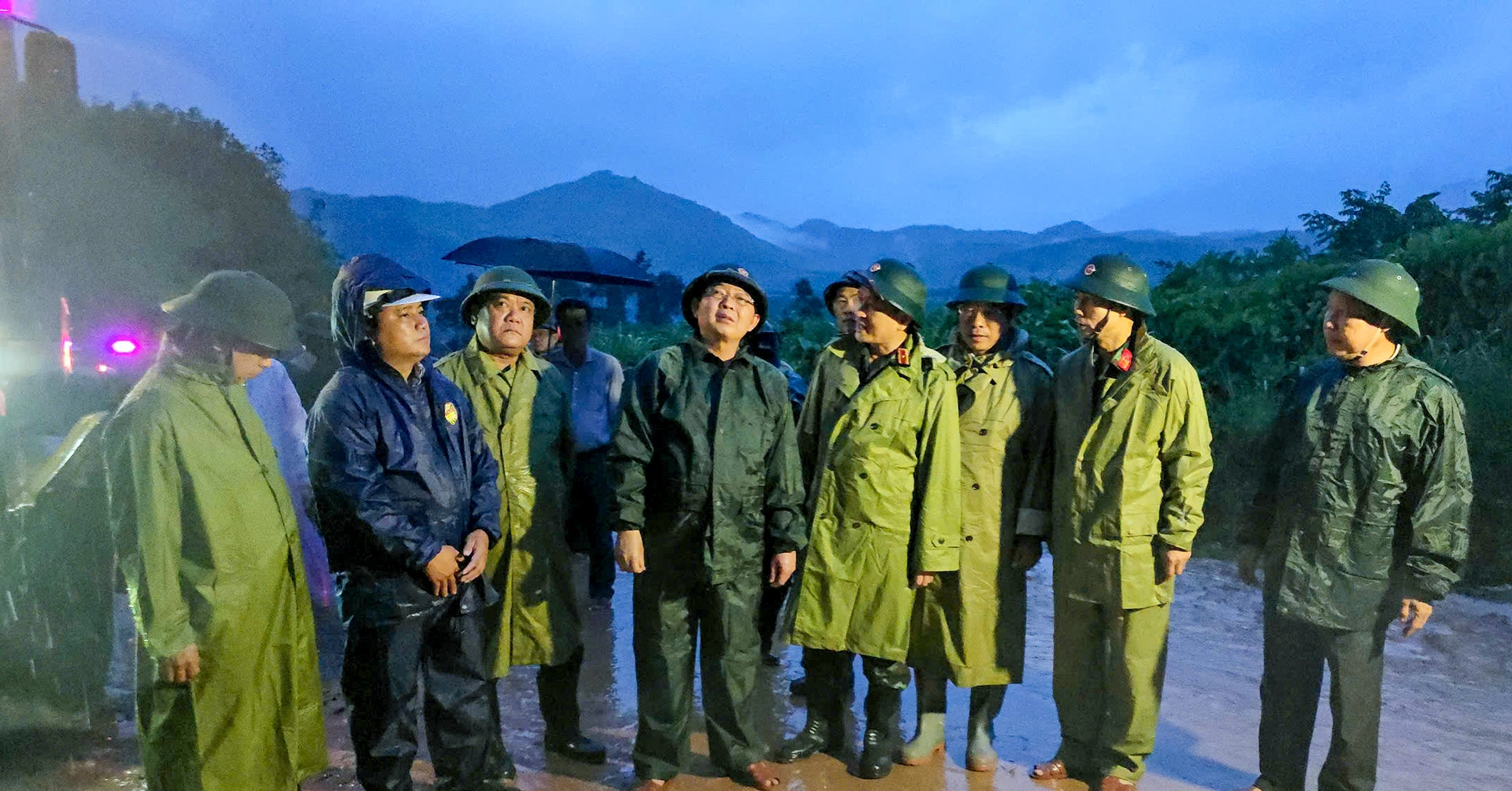 Phó Thủ tướng Hồ Quốc Dũng thị sát hiện trường sạt lở trên đèo Khánh Lê