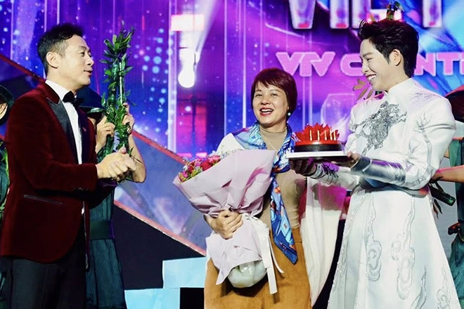 MC Diễm Quỳnh xúc động với món quà bất ngờ từ MC Anh Tuấn