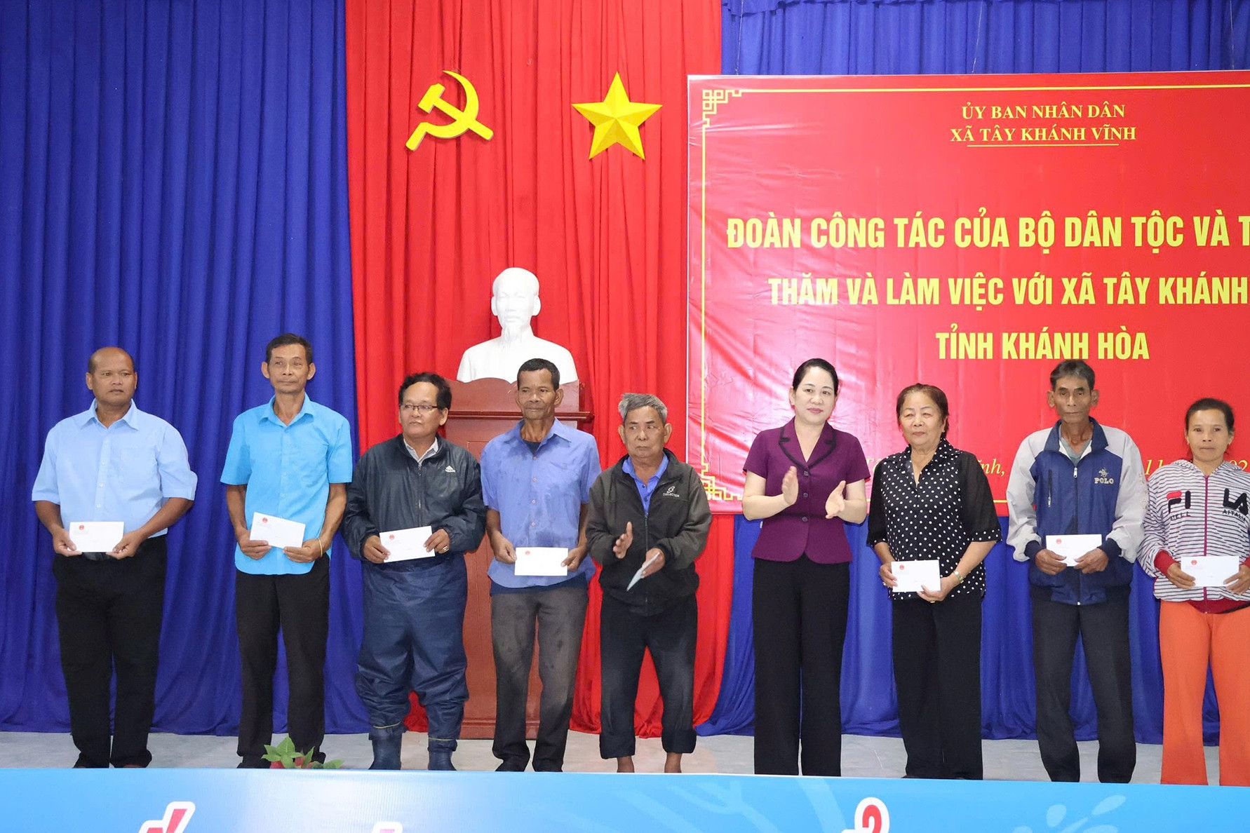 Thứ trưởng Nông Thị Hà thăm và tặng quà người dân miền núi Khánh Hòa