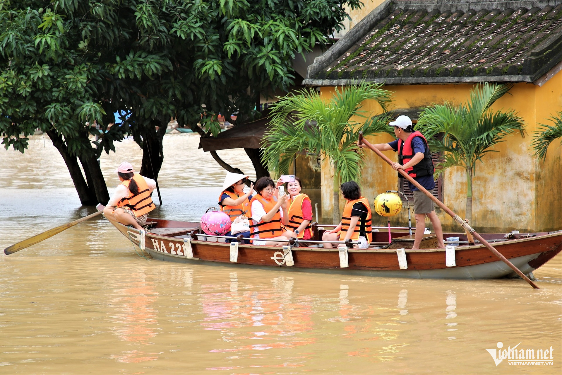 Hội An ngập lụt, du khách vẫn đổ về tham quan, ngồi thuyền ngắm phố cổ W-5A0A8923.jpg