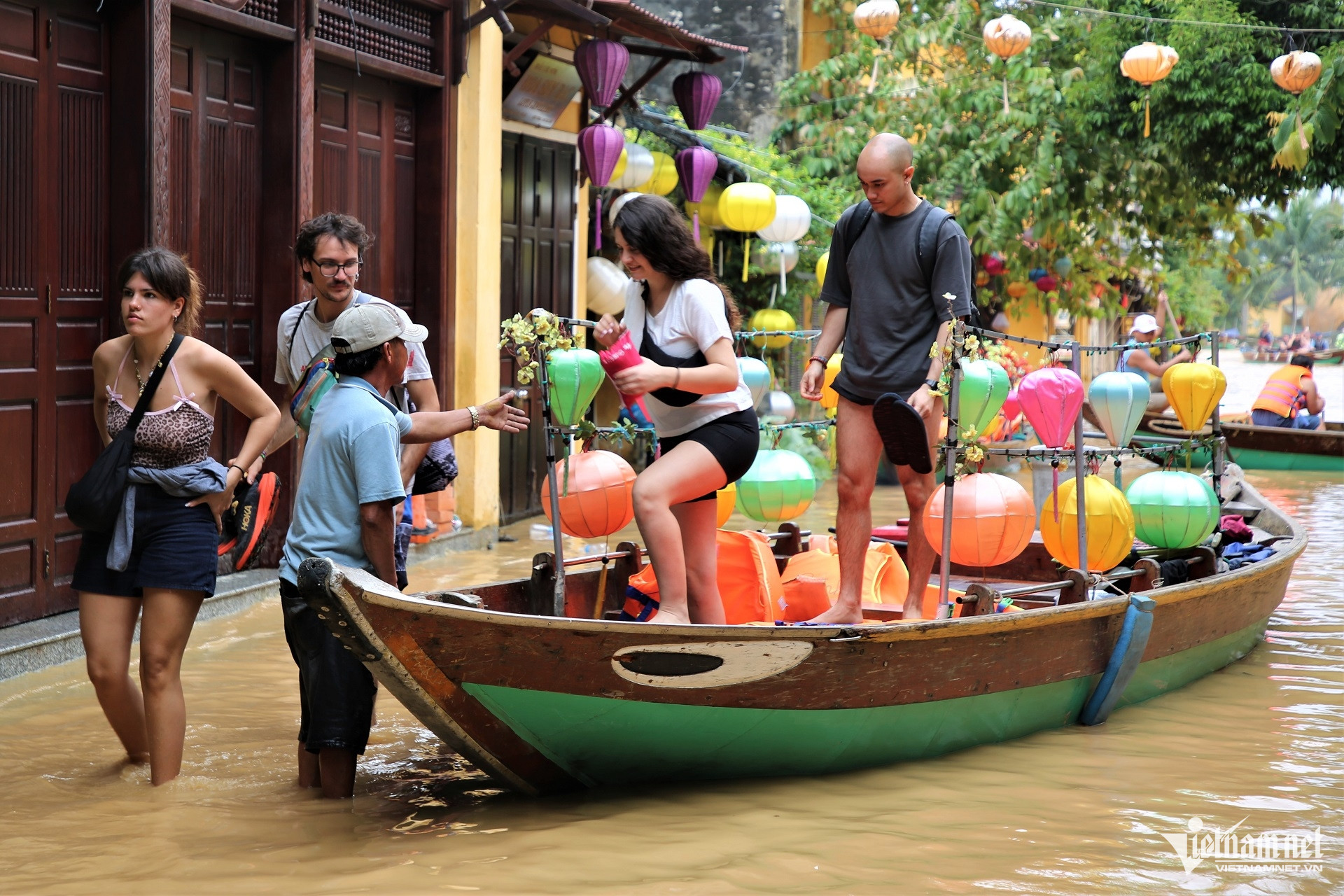 Hội An ngập lụt, du khách vẫn đổ về tham quan, ngồi thuyền ngắm phố cổ W-5A0A8951.jpg