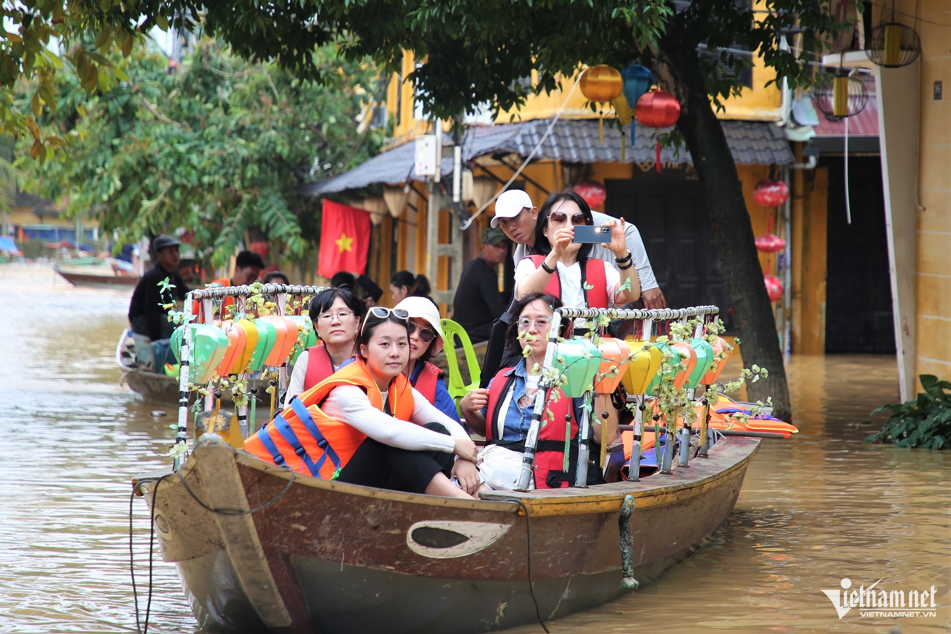 Hội An ngập lụt, du khách vẫn đổ về tham quan, ngồi thuyền ngắm phố cổ W-5A0A9087.jpg