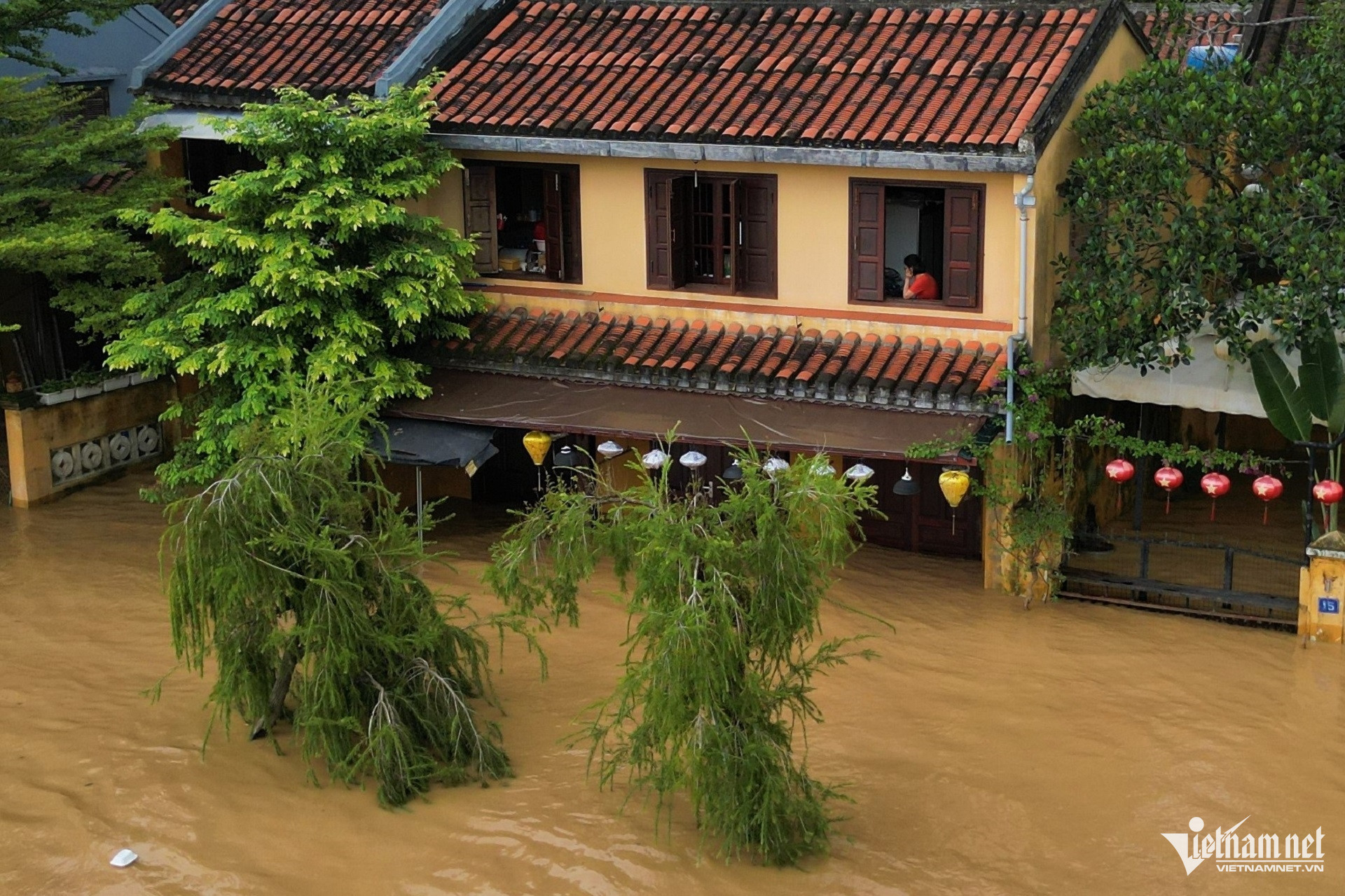 Hội An ngập lụt, du khách vẫn đổ về tham quan, ngồi thuyền ngắm phố cổ W-DJI_0560.jpg