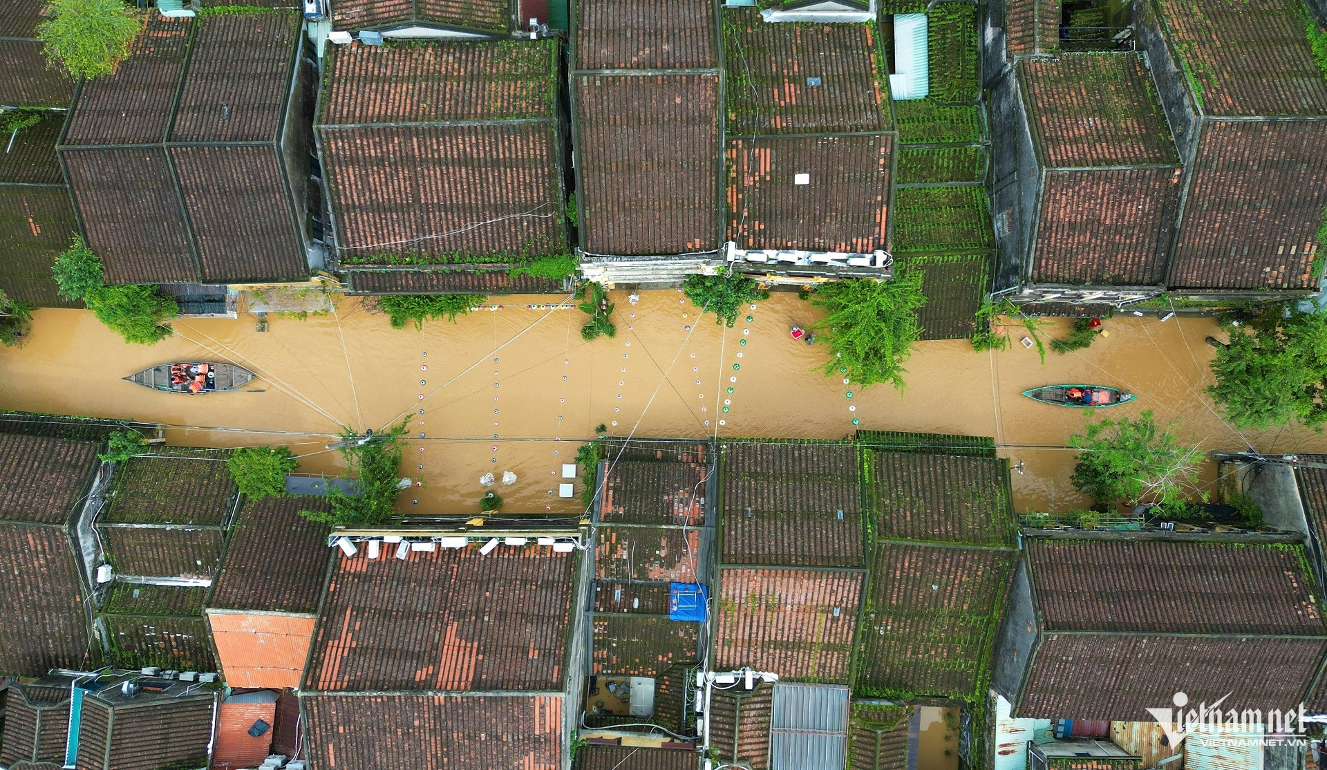 Hội An ngập lụt, du khách vẫn đổ về tham quan, ngồi thuyền ngắm phố cổ W-DJI_0591.jpg