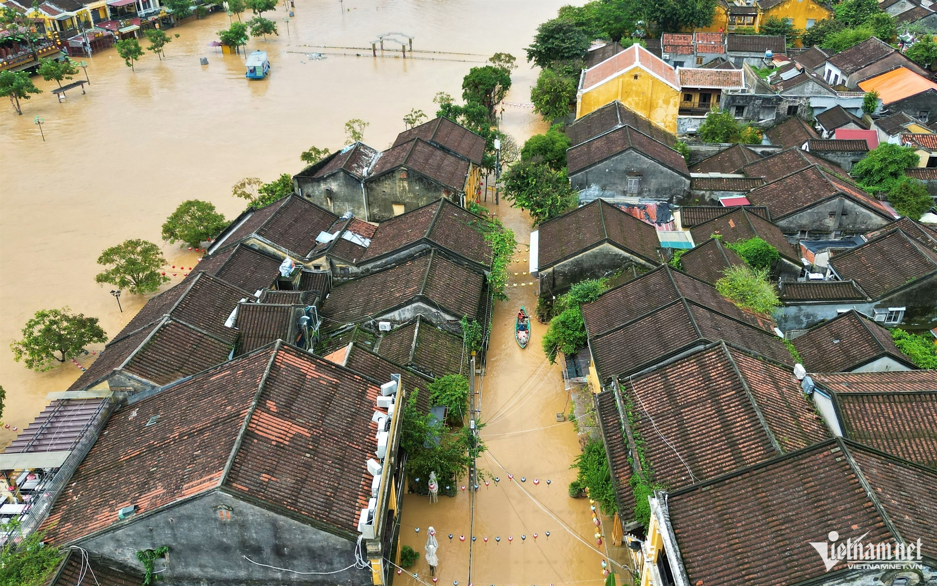 Hội An ngập lụt, du khách vẫn đổ về tham quan, ngồi thuyền ngắm phố cổ W-DJI_0598.jpg