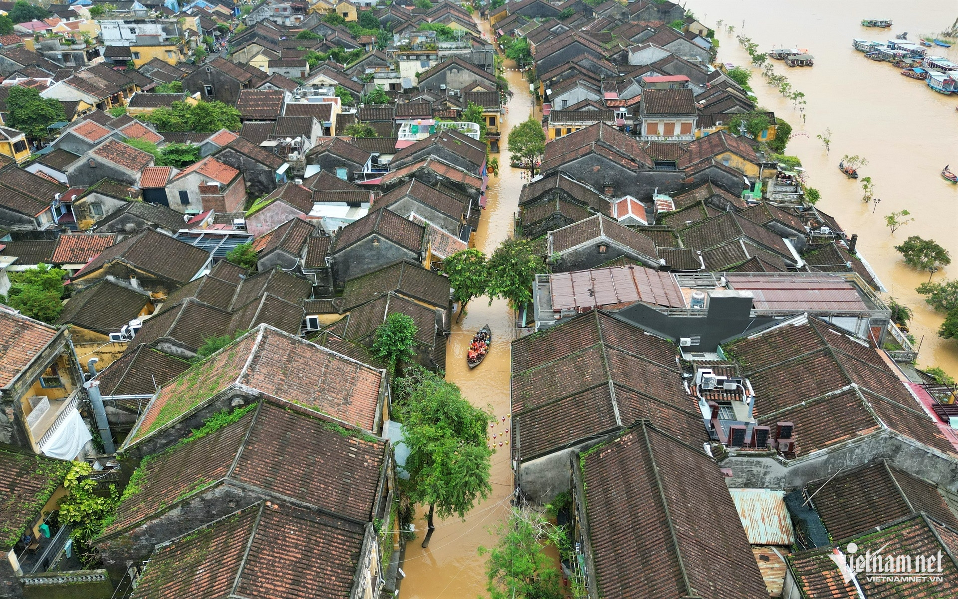 Hội An ngập lụt, du khách vẫn đổ về tham quan, ngồi thuyền ngắm phố cổ W-DJI_0601.jpg