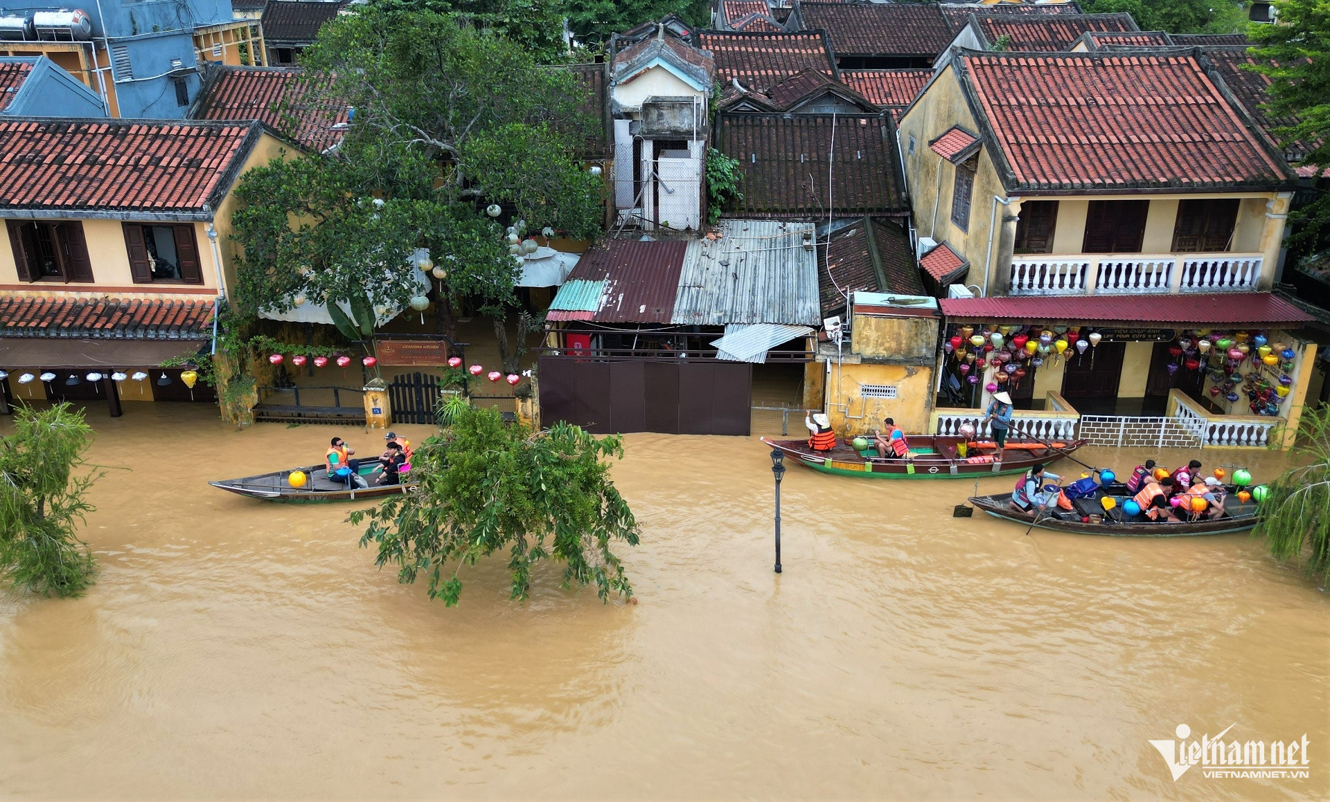 Hội An ngập lụt, du khách vẫn đổ về tham quan, ngồi thuyền ngắm phố cổ W-DJI_0675.jpg