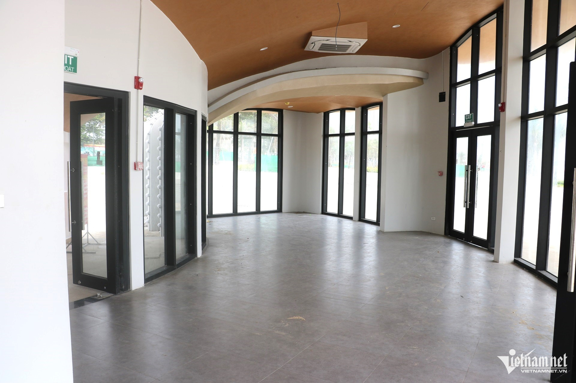 https://static-images.vnncdn.net/vps_images_publish/000001/000003/2025/11/18/w-ngo-ngang-voi-loat-tram-dich-vu-cong-cong-cuc-xin-o-bai-sau-vung-tau9jpg-3864.jpg