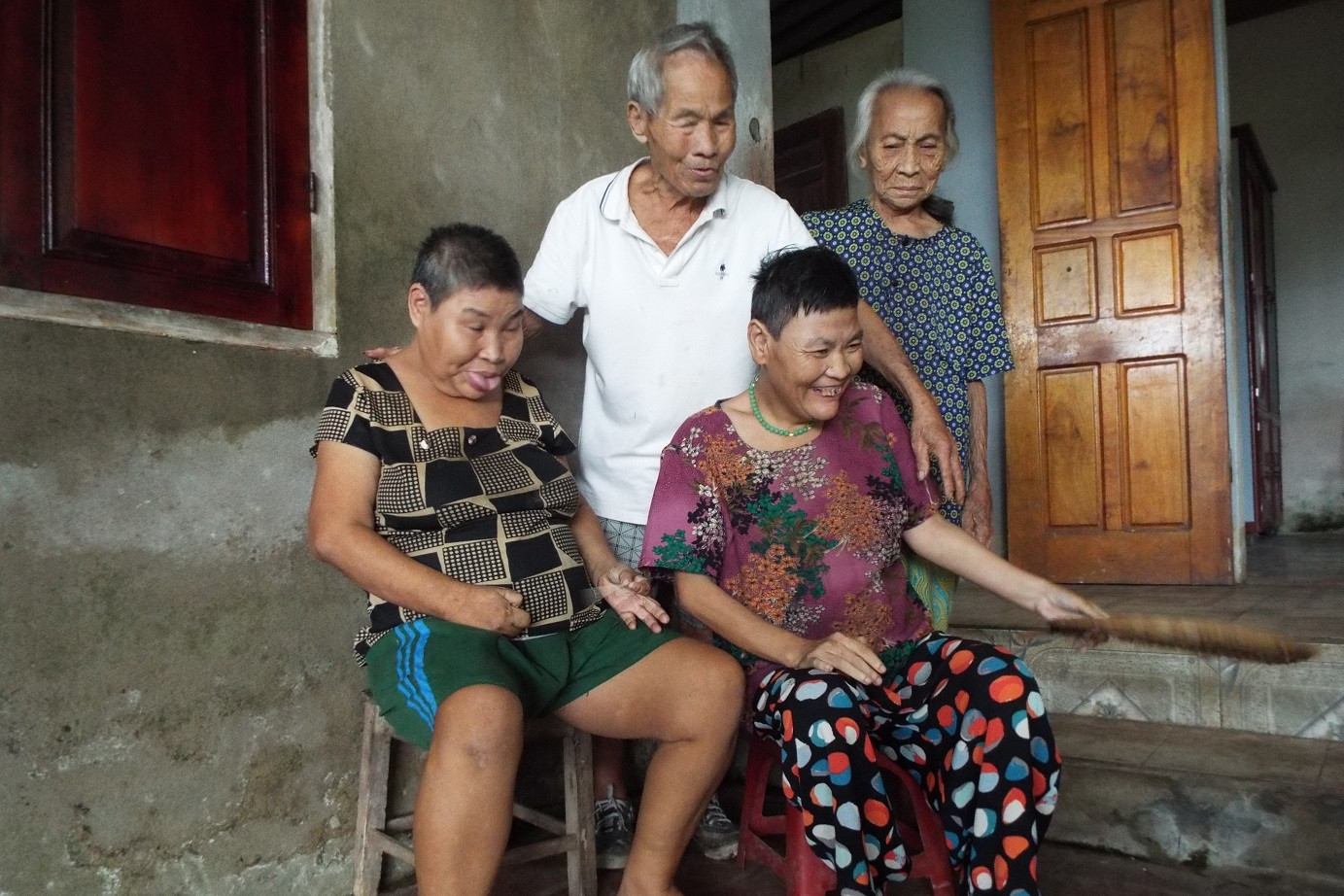 Xót xa vợ chồng hơn 80 tuổi chật vật nuôi 2 con mắc hội chứng Down