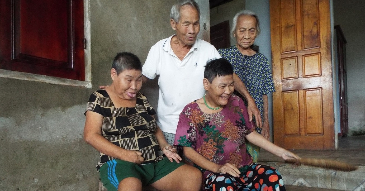 Xót xa vợ chồng hơn 80 tuổi chật vật nuôi 2 con mắc hội chứng Down