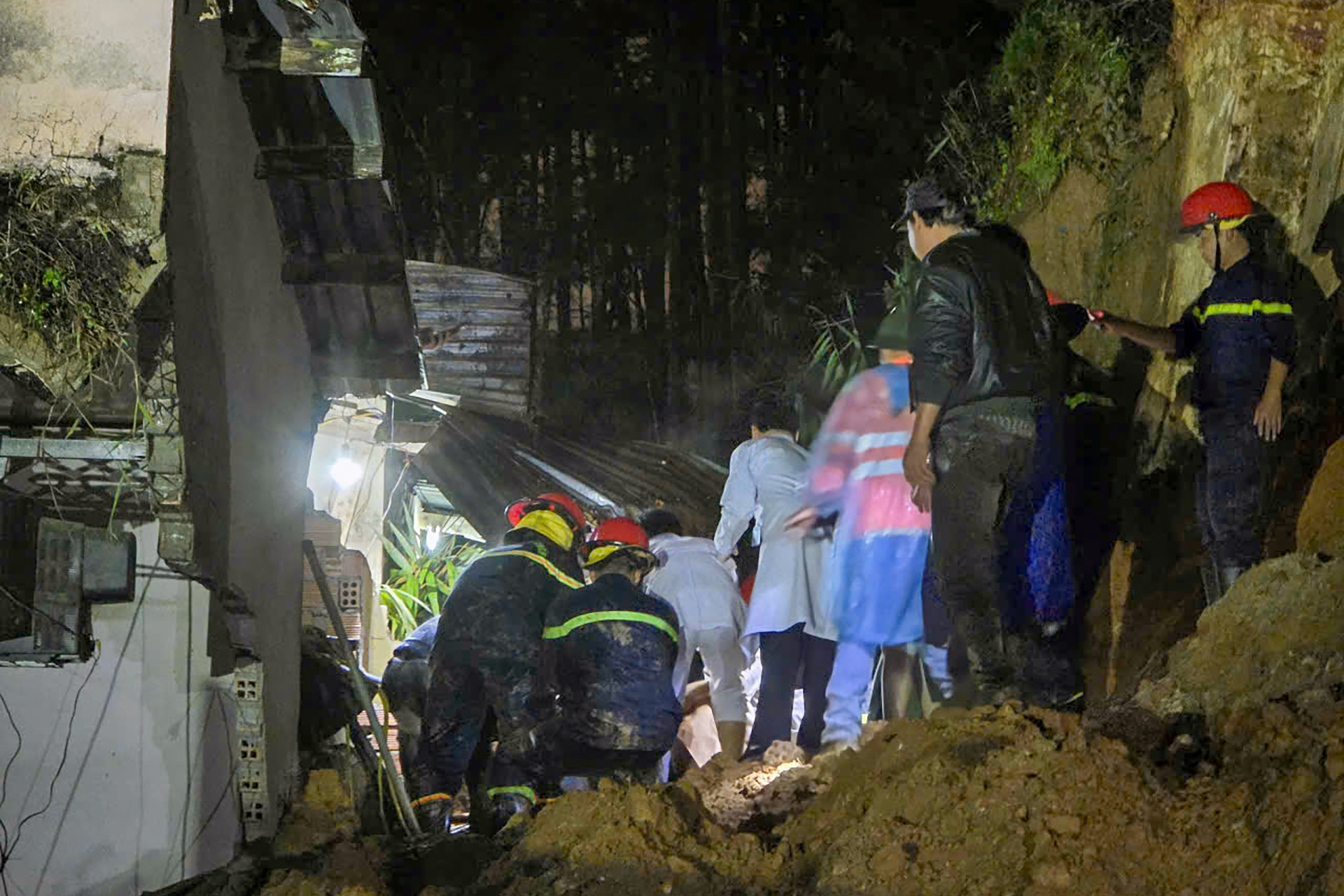 Bé gái 8 tuổi bị vùi lấp do sạt lở, cảnh sát đào đất giải cứu