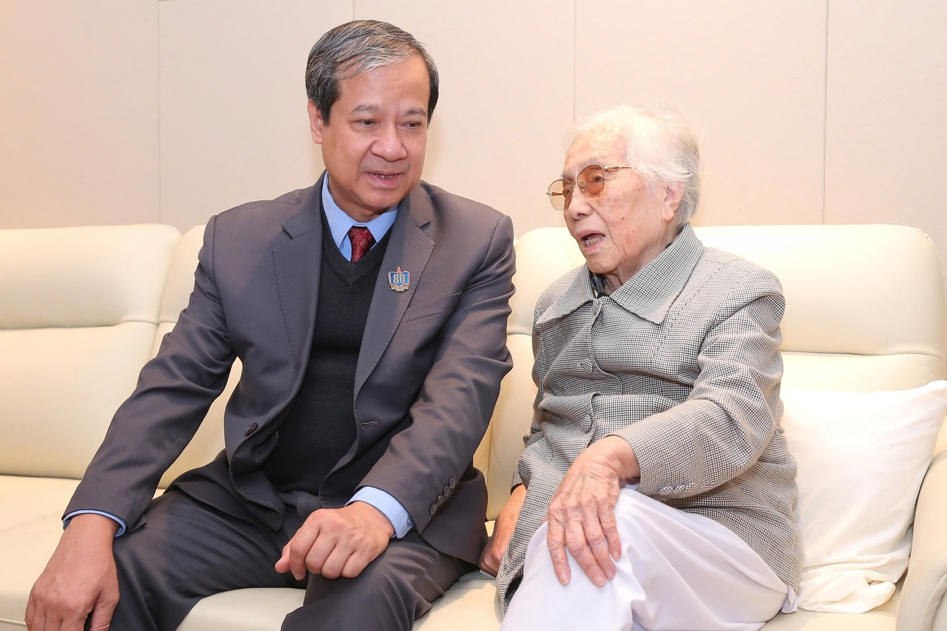 Bộ trưởng Nguyễn Kim Sơn thăm nguyên Bộ trưởng GD-ĐT Nguyễn Thị Bình nhân ngày 20/11