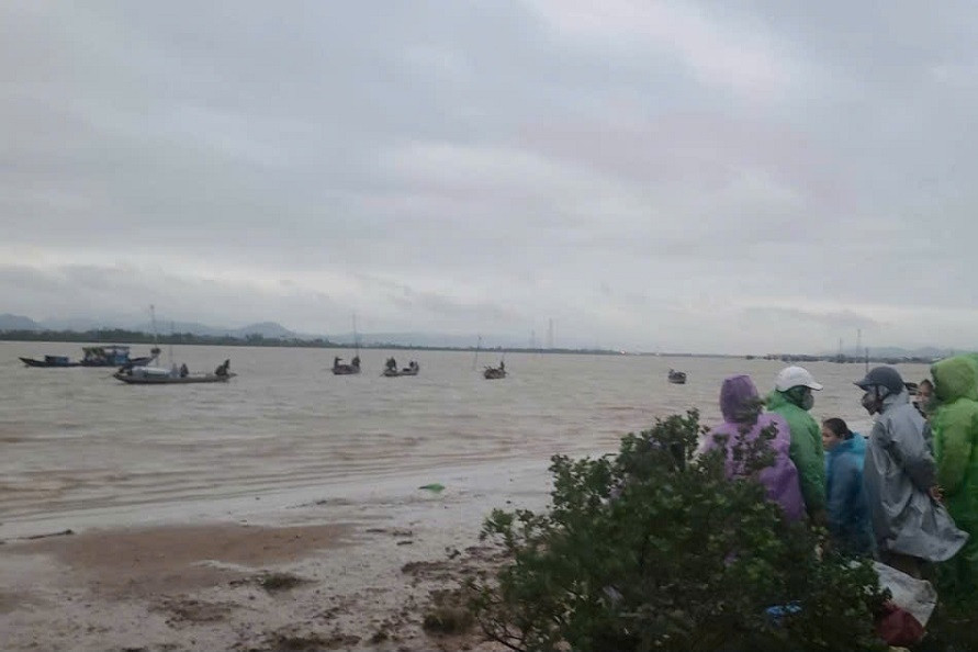 2 vợ chồng bị lật thuyền khi đánh cá, một người mất tích