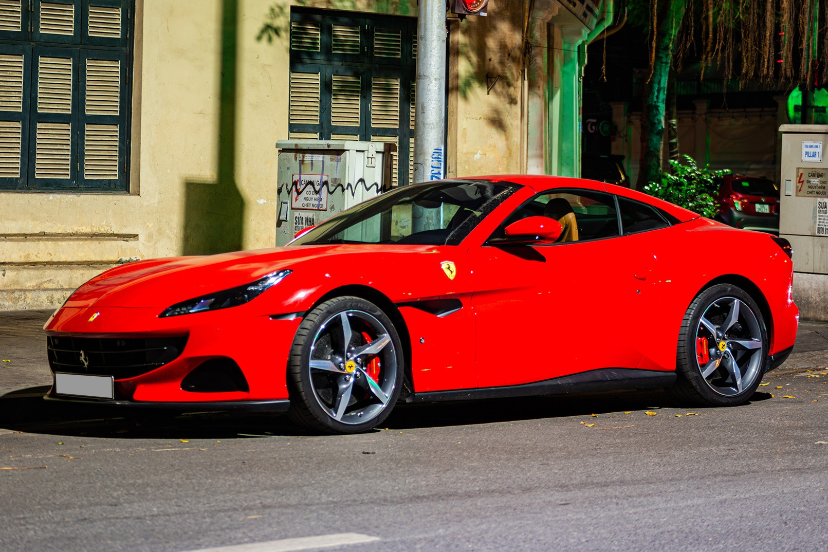 Bắt gặp siêu xe Ferrari của đại gia ngành thẩm mỹ, chỉ có 2 chiếc tại Việt Nam