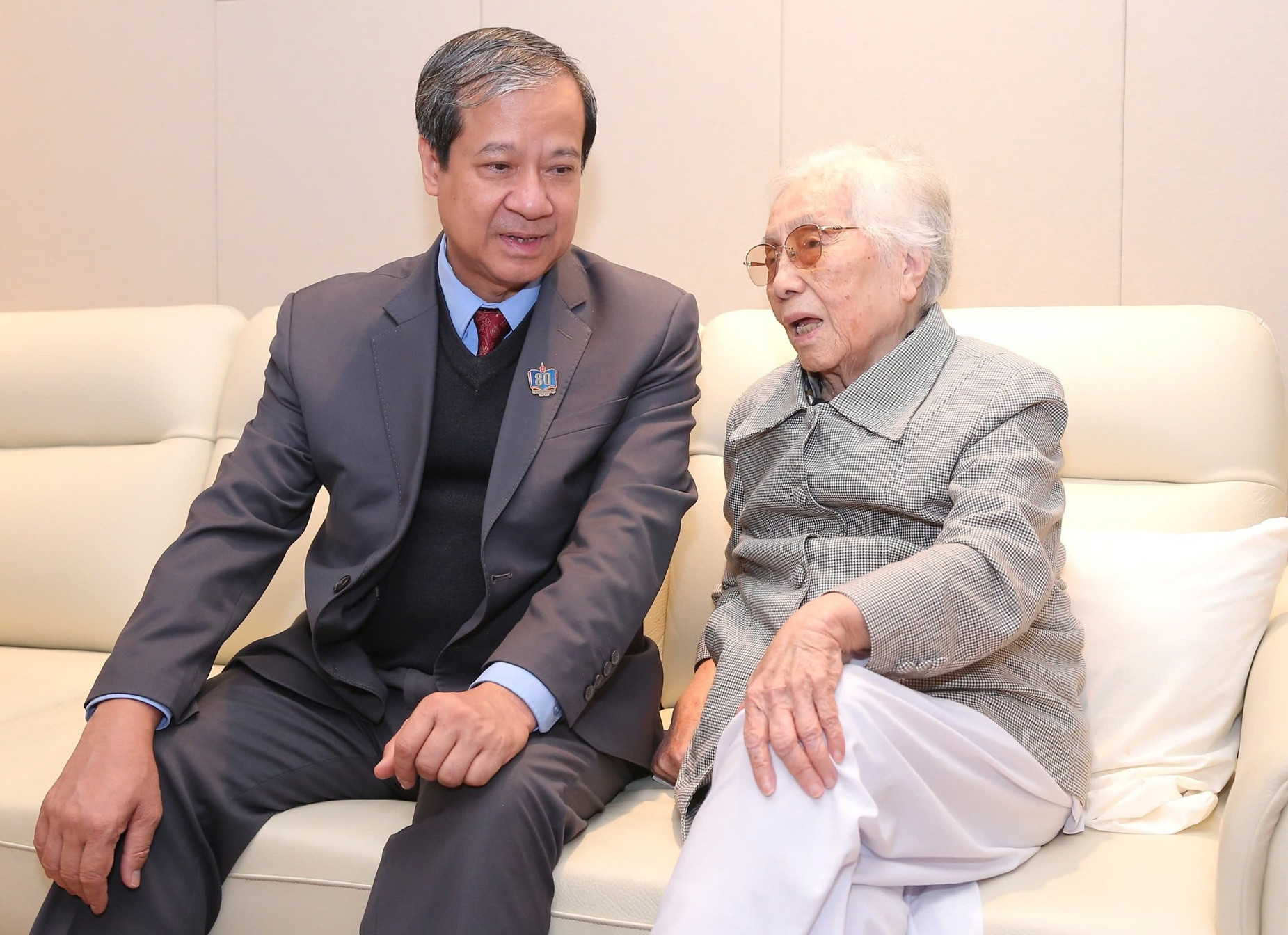 Bộ trưởng thăm bà Nguyễn Thị Bình (2).jpg