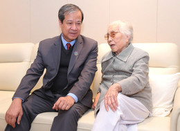 Bộ trưởng thăm bà Nguyễn Thị Bình (2).jpg