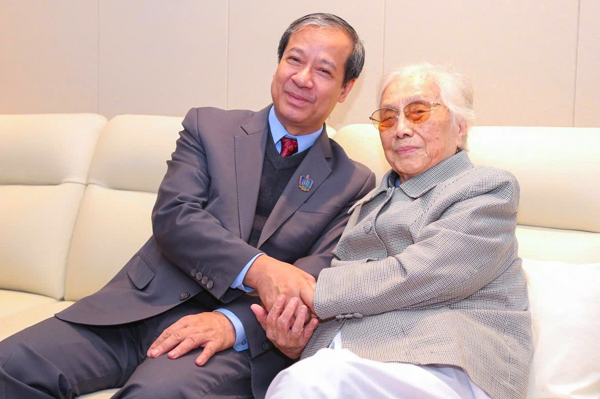 Bộ trưởng thăm bà Nguyễn Thị Bình.jpg