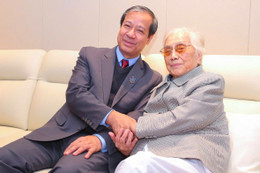 Bộ trưởng thăm bà Nguyễn Thị Bình.jpg