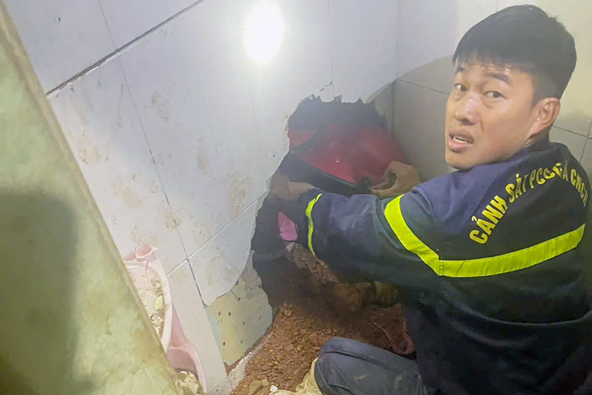 canh sat cuu nguoi 1.jpg