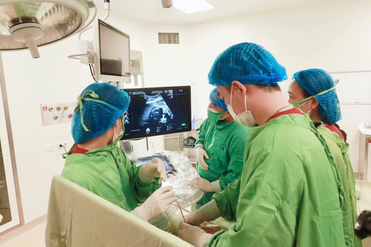 Chạy đua cứu sống thai nhi 25 tuần tuổi bị tràn dịch màng phổi