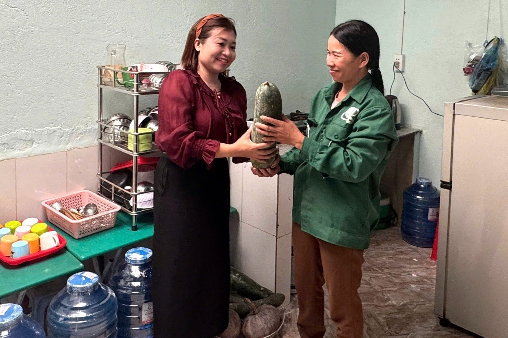 Cô giáo 18 năm 'thắp lửa' vùng biên, giúp trò không phải ăn cơm nguội