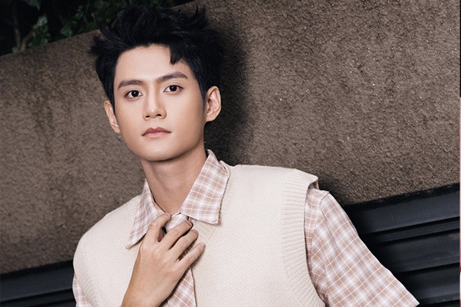 Đình Khang ‘Mưa đỏ' cầu cứu, nghẹn ngào vì mất liên lạc cha mẹ trong vùng lũ