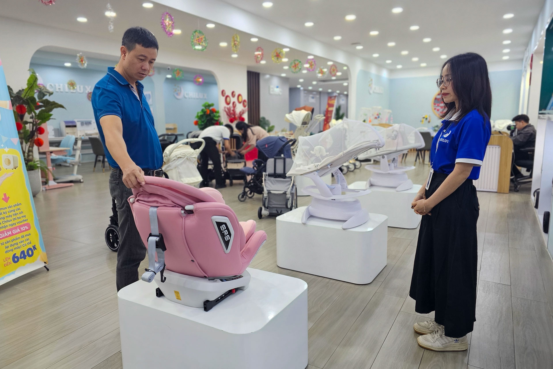 Ghế trẻ em trên ô tô lên 