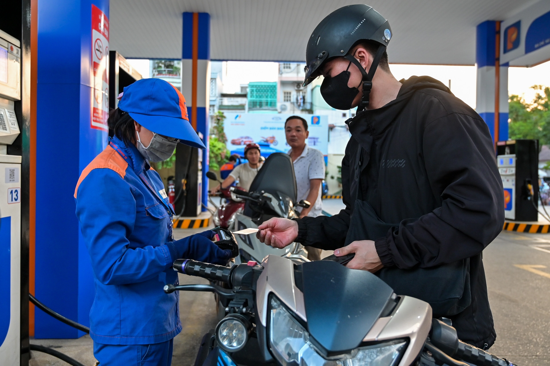 Giá xăng có thể tăng tiếp vào ngày mai