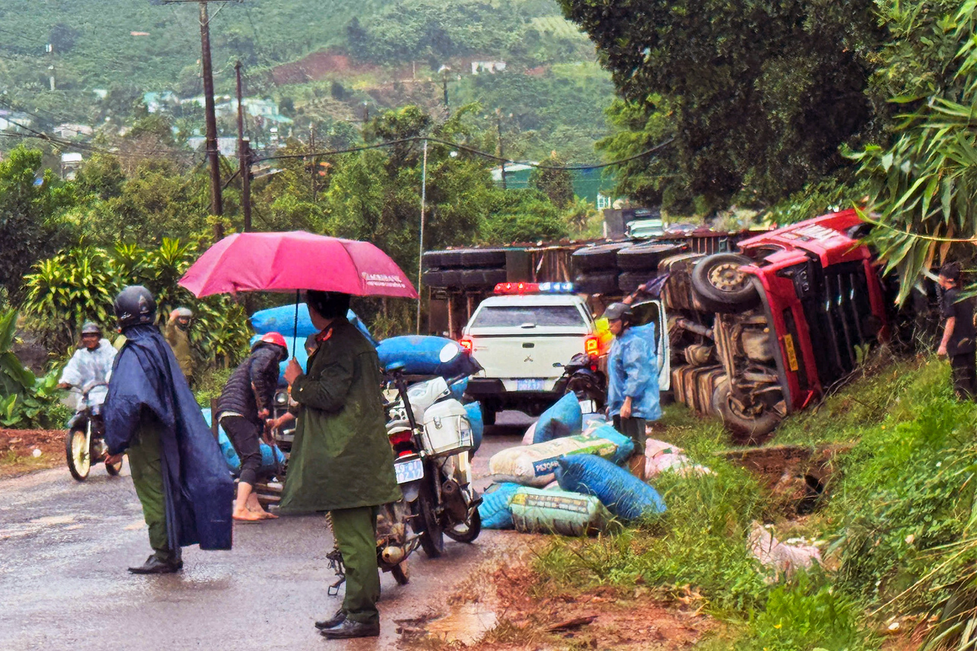 Hiện trường tai nạn ở Lâm Đồng 1.jpg